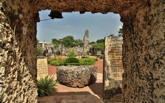 Coral Castle Antre nan yon9 ton pòtay nan wòch koray