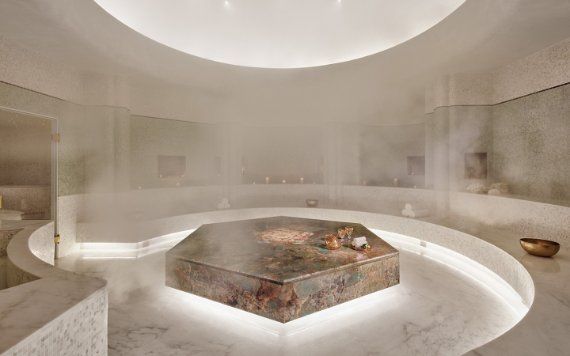 Sala Hammam piena di vapore presso la Tierra Santa Healing House