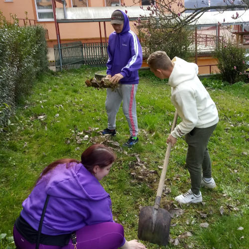 Dobrovoľnícky projekt Čistenie areálu školy, ul. Janského, Žiar nad Hronom, žiaci 1. stupňa ZŠ