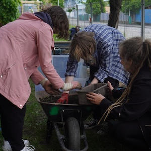 Týždeň dobrovoľníctva v komunitnej záhrade Hory Doly