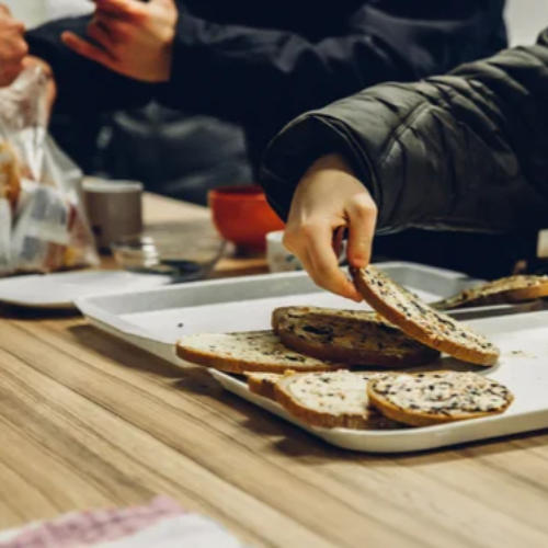 Dobrovoľnícky projekt Podaj ráno pomocnú ruku – raňajky pre ľudí bez domova