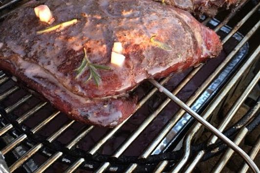 Wildschweinkeule vom Grill mit Rosmarinkartoffeln