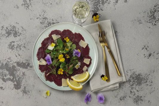 Carpaccio vom Reh mit Wildkräutersalat