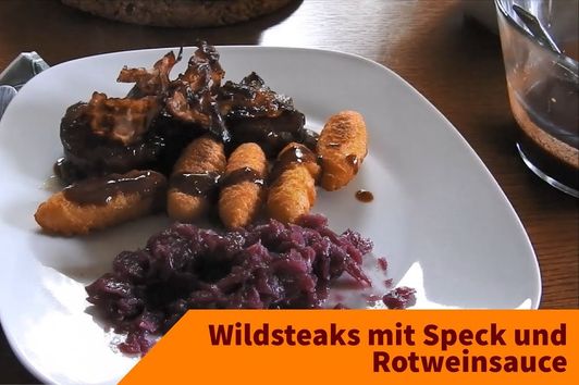 Wildsteaks mit Speck, Rotweinsauce, Kroketten und Rotkraut – Wildrezepte zum Nachmachen