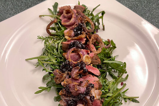 Schnelles gebratenes Reh-Sashimi mit Ruccola Salat