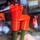 Zupackender Getriebe-Zielstock aus dem 3D Drucker mit Tomatenstangen