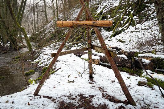 Dreibeiniger Aufbrechbock im Revier