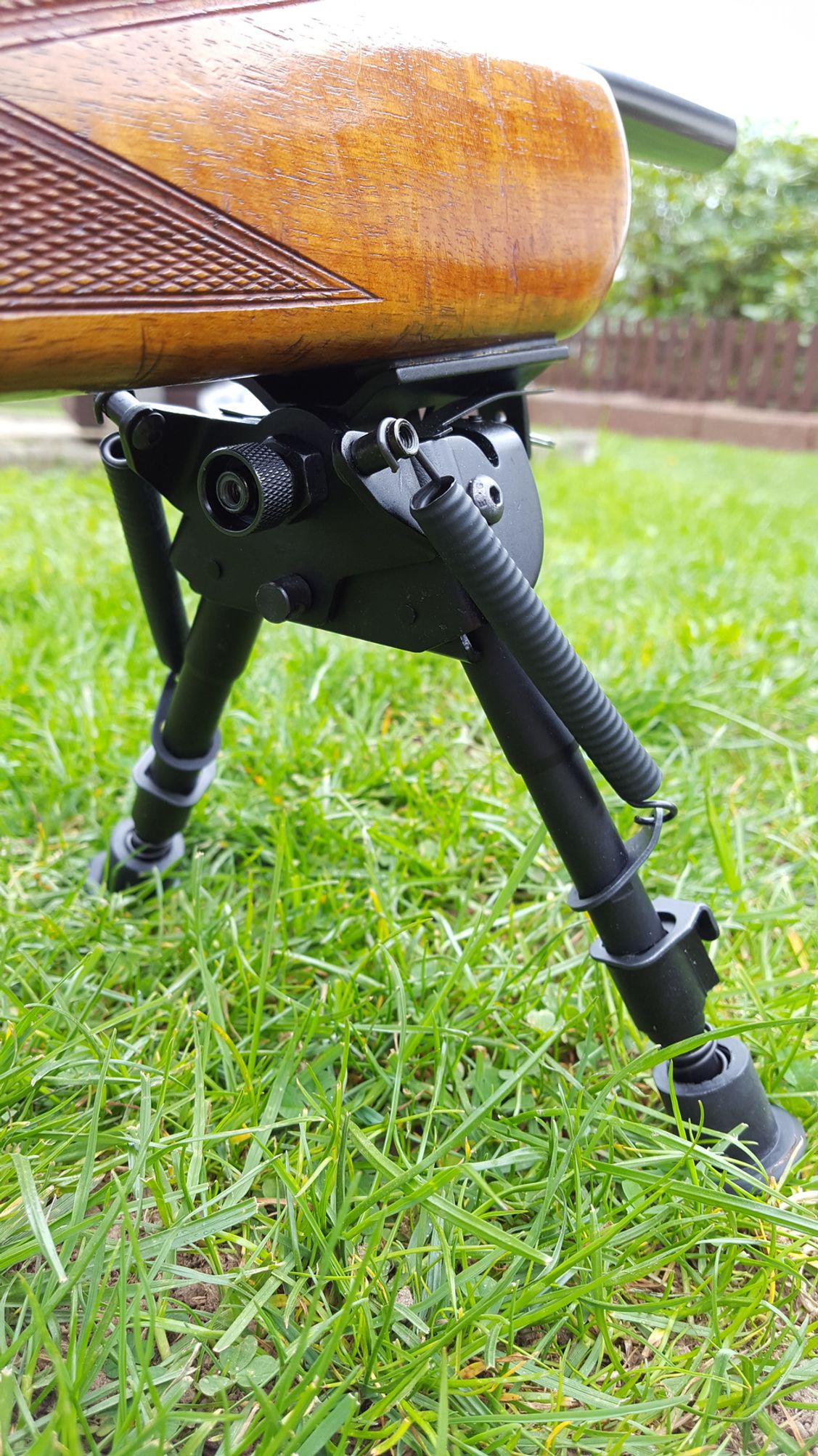 Mit einer solchen runden Schraube ist es schwierig die Waffe richtig fest zu fixieren.