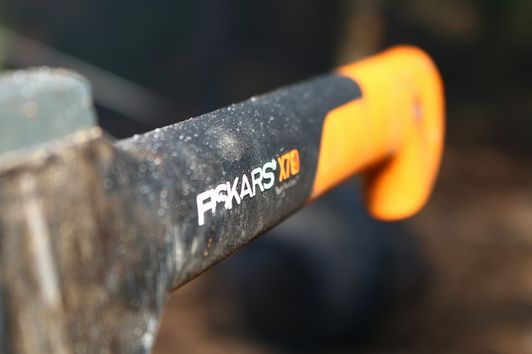 Fiskars X7 Axt - Ein finnisches Hackfest