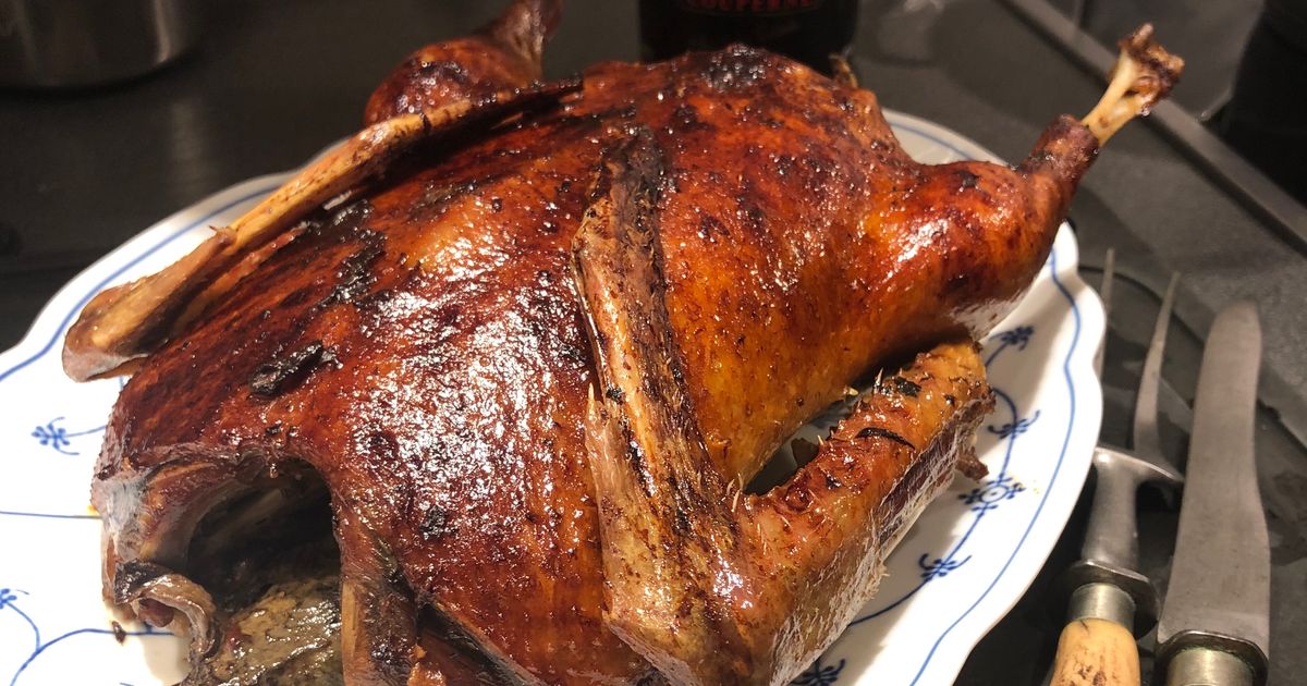 Calvados-Ente mit Apfel-Rosinen-Füllung