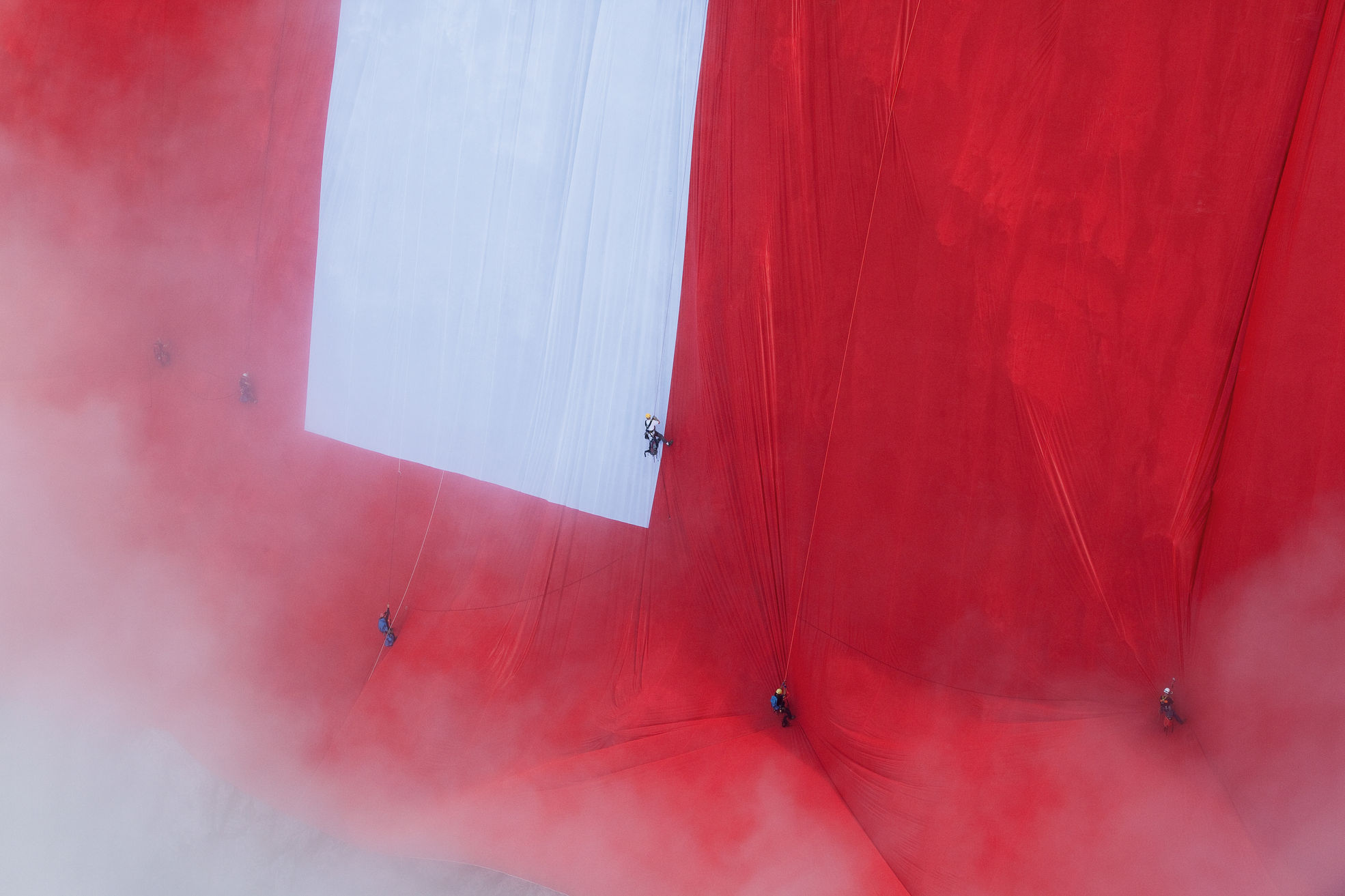 Le plus grand drapeau suisse du monde habille à nouveau le versant