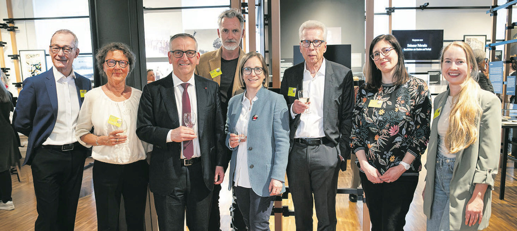 Die Ausstellungsmacher und der Schwyzer Kulturminister mit der Einsiedler Kulturministerin, von links: Gery K&auml;lin, Marann Schneider, Michael St&auml;hli, Rapha&euml;l Barbier, Leta Bolli, Walter K&auml;lin, Giulia Passalacqua und Evelyne Marty. Es fehlt Heinz Nauer. Foto: Angela Suter 