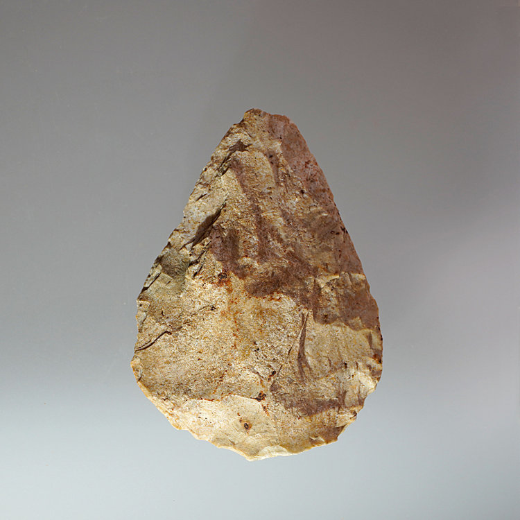 Museumsbar: Neandertaler in Füllinsdorf. Ein Faustkeil wirft lange Schatten