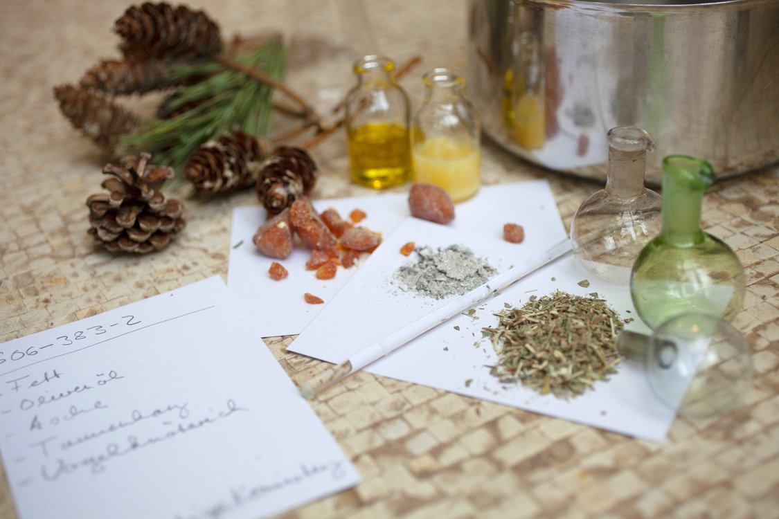 Römische Salben und Zahnpulver herstellen