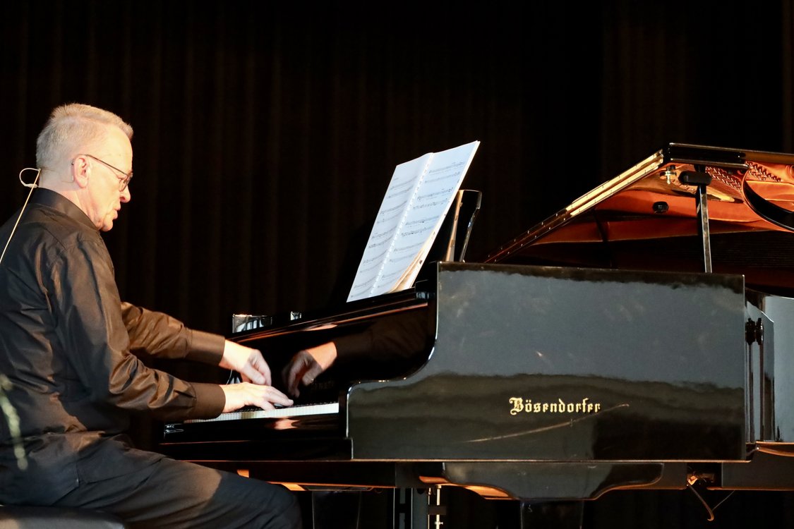 Rudolf Lutz am Klavier
