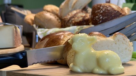 Ostersonntagbrunch und Eier bemalen für Kinder