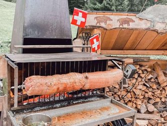 1. August Spanferkel im stettli