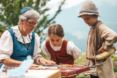 Klöppeln mit den Frauen aus dem Dörfli Klöppeln mit den Frauen aus dem Dörfli