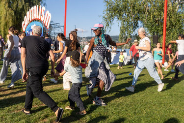 Bewegt ins Festival starten
