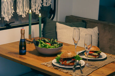 Romantisches Burger-Dinner im Wohnwagen