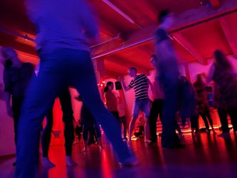 Barfussdisco Bern Spezialevent Tanzreise mit DJ Tom Li