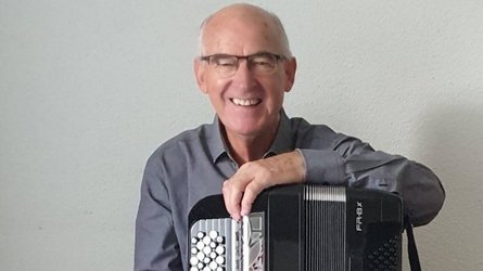 Franz Schwarz im Musikpavillon am See