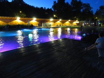 Nachtbaden im Naturbad Riehen – Schwimmen bis 23 Uhr im beleuchteten Becken