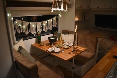 Romantisches Fondue-Dinner im Wohnwagen