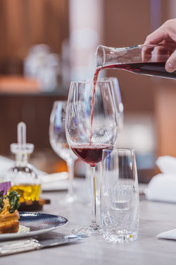 More than a dinner. Wild. Auf. Wein.