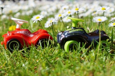 Flohmarkt mit Bobbycar- und Trättitraktorenrennen