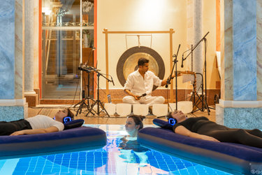 Waves of silence: Floating Klangbaden