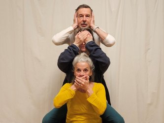 Vernissage mit Tanzperformance - Wenn Rohstoffhändler erwischt werden