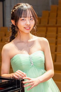 Junge Stars des Klaviers Hana Kobayashi und Yuto Ishiguchi
