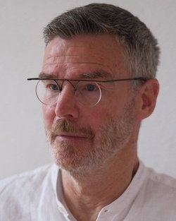 Vom Skelett geküsst! - Trommelpoesie mit Thomas Gröbly im Gleis21