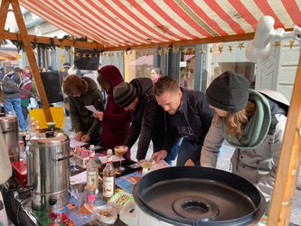 Weihnachtsmarkt mit dem Frauenarbeitskreis und den Konfirmanden Weihnachtsmarkt mit dem Frauenarbeitskreis und den Konfirmanden