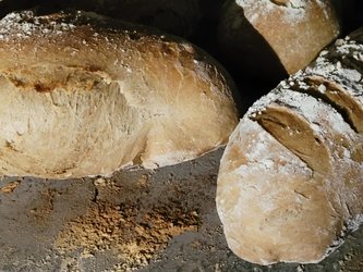 Brotbacken wie zu Grossmutters Zeiten in Obersaxen-Tomahüs