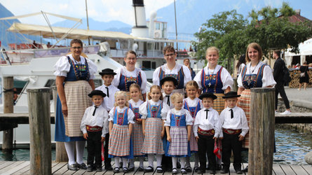 Folkloreauftritt der Kindertrachtengruppe und Jodler