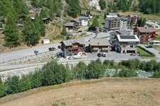 Links das Haus Alpin