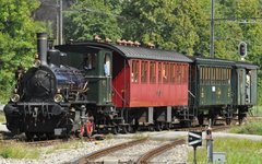 Historischer Zug des DVZO fährt in Bauma ein.