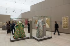 Kostüme des 18. Jahrhunderts in der Dauerausstellung. ©Abegg-Stiftung, CH-3132 Riggisberg (Foto: Christoph von Viràg)