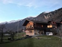 Haus von Aussen, Wohnung ist im 1. Stock, Garten darf genutzt werden. Wohnung unten ist leer, wenn oben vermietet