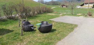 Hier ist Dein Platz, mit Feuerstelle und Esstisch.