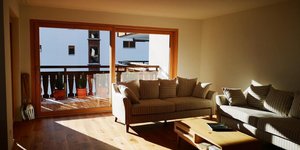 Geräumiges und helles Wohnzimmer mit Kamin