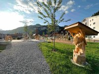 Begegnungszone Unteriberg mit Holzkunstwerken, kl