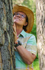 Agi blick hoch zum Baum