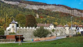 Haldenstein mit Schloss und Ruine im Hintergrund - Photo: Michael Christ, Chur - Die Alpenstadt