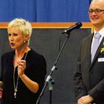 Esther Schaudt-K&auml;lin sorgte f&uuml;r beste, humorvolle Unterhaltung, die auch Peter F&uuml;chslin, Pr&auml;sident der Feldmusik Gross, genoss. Bild Franz K&auml;lin