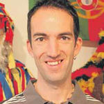 Andreas Winet pr&auml;sentiert einen Fasnachtskalender. Bild zvg
