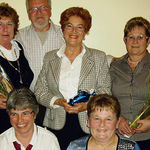 Die Geehrten. Hinten stehend (von links): Ruth Sch&ouml;nb&auml;chler, Martin Holdener, Irmgard K&auml;lin, Heidi Holdener. Vorne kniend (von links): Brigitte K&auml;lin, Maria K&auml;lin. Bild zvg