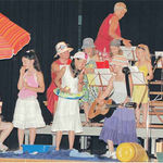 Die musizierenden Wanger Kinder feierten auf der B&uuml;hne der Buechberghalle eine Sommerparty. Bild Heidi Peruzzo
